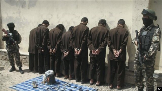 Pasukan Afghanistan menangkap beberapa tersangka Taliban dalam operasi di Herat (foto: dok). Kelompok Taliban mengancam pembalasan jika anggotanya dijatuhi hukuman mati.