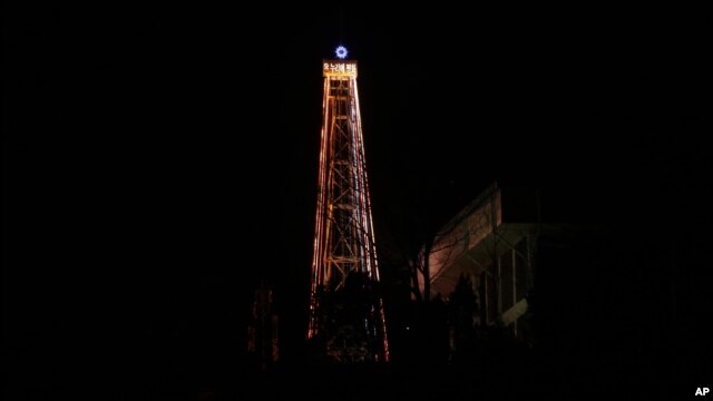 Pohon Natal dari baja berhias 30.000 lampu telah dinyalakan di Gimpo, Korea Selatan (22/12). Penyalaan lampu Natal yang baru pertama kalinya dalam dua tahun ini, hanya sepuluh hari pasca peluncuran roket Korut.