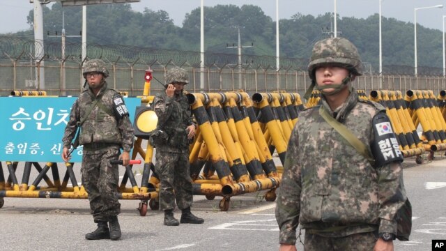 Soldados surcoreanos montan guardia en el Puente de la Unificación en la frontera con el Norte.