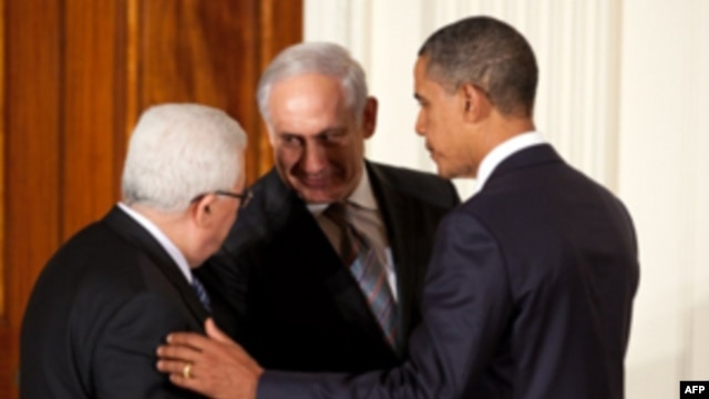 AQSh prezidenti Barak Obama (o'ngda) Falastin prezidenti Mahmud Abbos (chapda) va Isroil Bosh vaziri Benyamin Netanyaxu bilan Oq uyda uchrashmoqda, Vashington, 1-sentabr, 2010-yil.