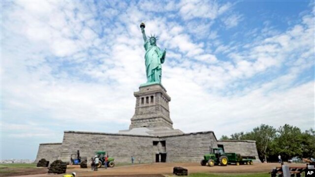 2013年6月自由女神像重新开放。世界上很多人把自由女神像看作美国的象征，希望移民美国。胡锡进说，他也愿意生活在美国