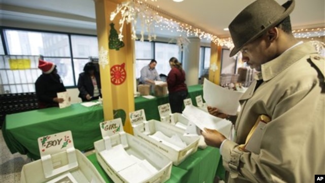Petugas kantor pos di Chicago, AS, membaca dan memilah-milah surat yang dikirim untuk program "Surat untuk Sinterklas". (AP/M. Spencer Green)