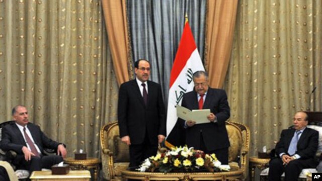 Iraqi President Jalal Talabani, center right, and Prime Minister Nouri al-Maliki, center left, are seen during a ceremony of asking al-Maliki to form the next government in Baghdad, 25 Nov 2010