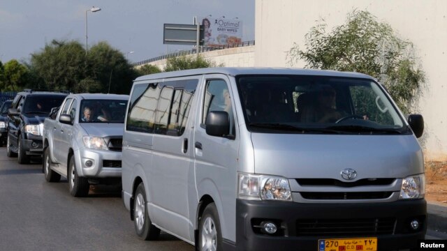 Ðoàn xe chở các thanh sát viên vũ khí hóa học rời sân bay quốc tế Beirut, ngày 30/9/2013.