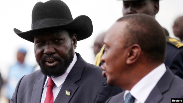  South Sudan President Salva Kiir (L) meets his Kenyan counterpart Uhuru Kenyatta, who is on his first visit to the region as head of state, in Juba, South Sudan, May 23, 2013.