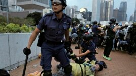 Một người biểu tình bị cảnh sát bắt trong khi tìm cách vây quanh một trụ sở chính quyền
