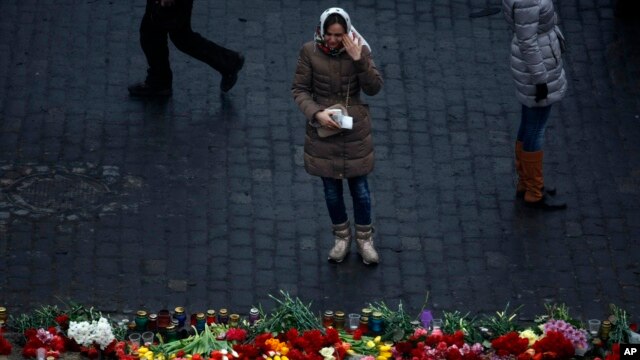 Phụ nữ bật khóc trước nơi tưởng niệm những người biểu tình thiệt mạng ở Kiev, Ukraina, ngày 23/2/2014.