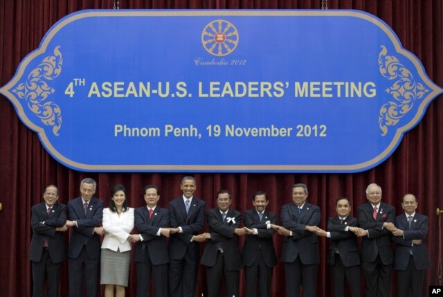 FILE - U.S. President Barack Obama, fifth from left, stands hand in hand with ASEAN leaders for a family photo during the ASEAN-U.S. leaders' meeting at the Peace Palace in Phnom Penh, Cambodia, Monday, Nov. 19, 2012. (AP)