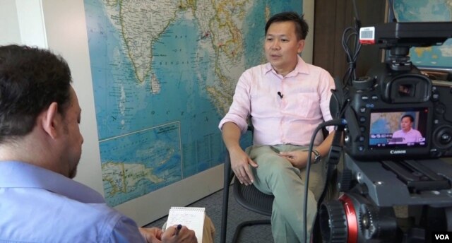 Khaosod English senior staff writer Pravit Rojanaphruk during a VOA News interview in Bangkok, April 28, 2016. (Z. Aung/VOA)