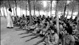 Molla əsgərlərə ideoloji təlim verir