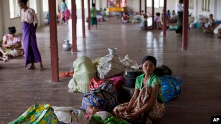 ရခိုင္ျပည္နယ္ စစ္ေတြၿမိဳ႕ ဘုန္းေတာ္ႀကီးေက်ာင္းမွာ ခိုလံႈေနတဲ့ ဒုကၡသည္မ်ား (၁၄ ေမ ၂၀၁၃)