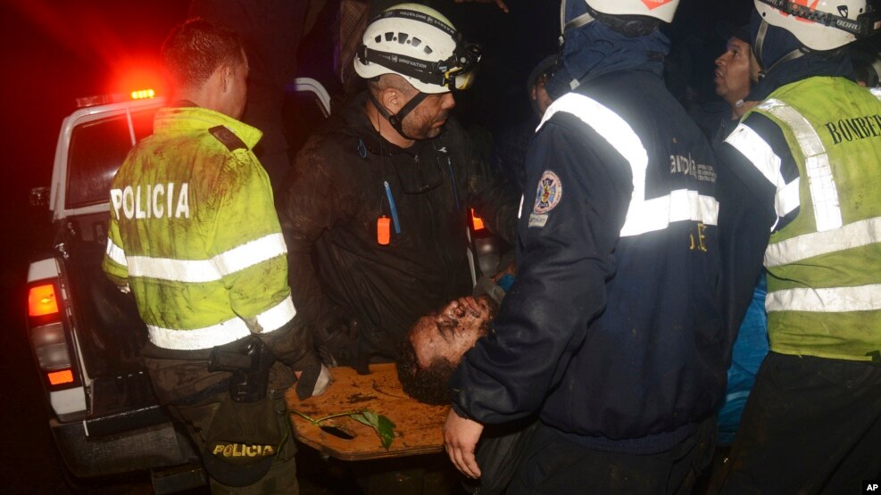 Les secours évacuent un victimes sur le site du crash, en Colombie, le 29 novembre 2016.