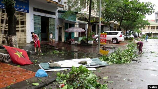 Bão Rammasun đổ bộ vào Việt Nam mang theo mưa to gió lớn.