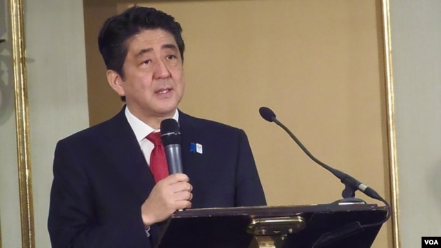 日本首相安倍星期二在莫斯科举行的题为“为扩大合作寻找更多可能”的日俄论坛上发表演讲。(资料图片)