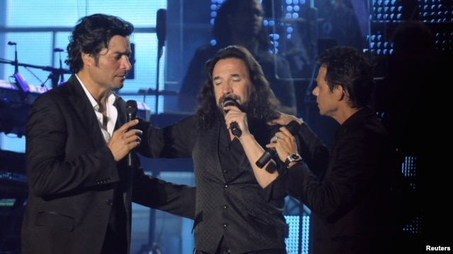 Chayanne, Marco Antonio Solis y Marc Anthony en el estadio de Santo Domingo. 