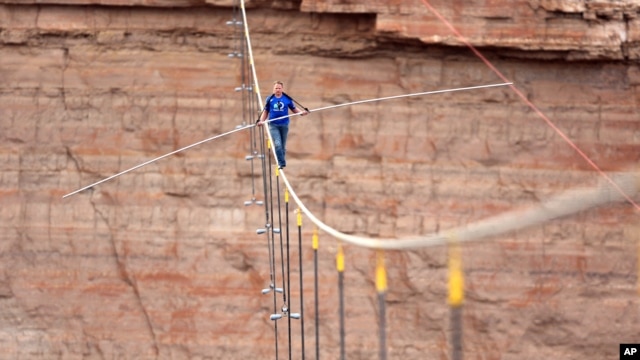 Nik Wallenda đi trên một dây cáp thép dày 5cm băng qua hẻm núi của vực Grand Canyon, ngày 23/6/2013.