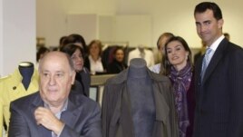 Amancio Ortega dueño del mayor grupo textil del mundo, que se expande por los mercados emergentes, en una de sus tiendas con los príncipes de Asturias.
