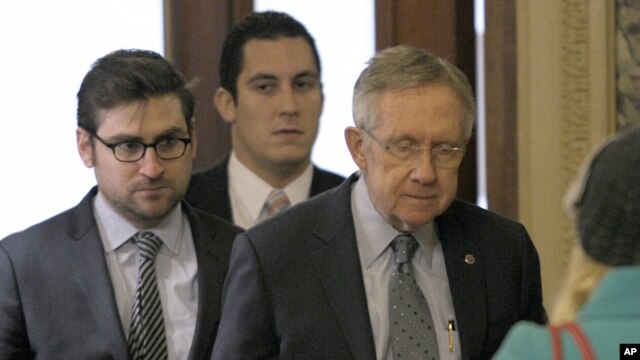 Trưởng khối đa số Thượng viện Harry Reid đến Ðiện Capitol ở Washington ngày 31/12/2012 trong lúc các cuộc đàm phán vào phút chót vẫn tiếp diễn. 