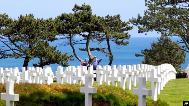 在诺曼底登陆纪念日，人们前往法国西部的美军公墓凭吊。