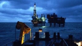 China National Offshore Oil Corporation's (CNOOC) oil rigs are shown in China's Liaodong  province in Bohai Bay, February 3, 2005. (file photo)