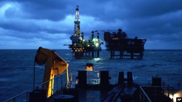 China National Offshore Oil Corporation's (CNOOC) oil rigs are shown in China's Liaodong  province in Bohai Bay, February 3, 2005. (file photo)