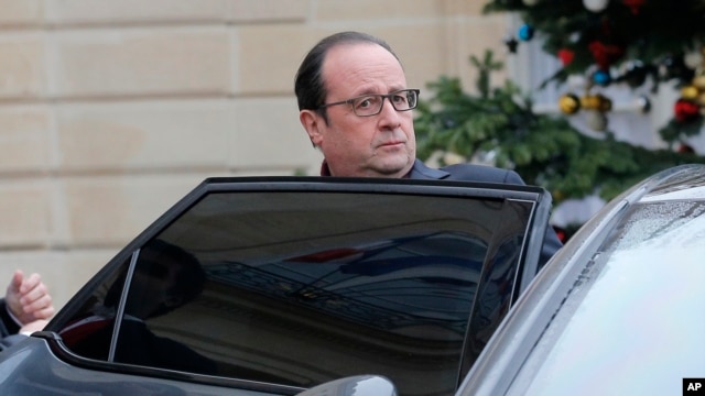 Tổng thống Hollande đã đến địa điểm vụ tấn công ở trung tâm Paris ít lâu sau khi xảy ra các vụ nổ súng vào trụ sở tuần báo trào phúng Charlie Hebdo.