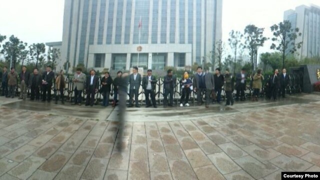 靖江法院门外有40多名律师和维权人士声援王全章(Boxun)