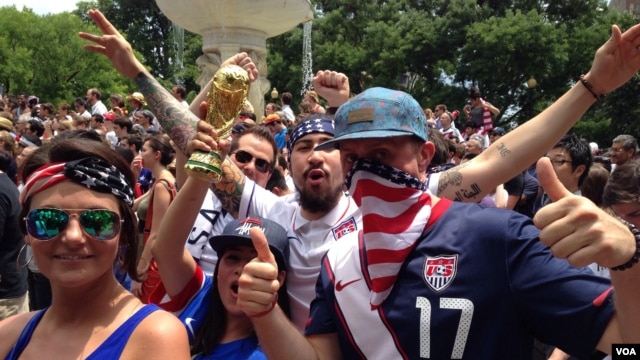طرفداران تیم ملی فوتبال ایالات متحده که در میدان «دوپونت» شهر واشنگتن برای تماشای بازی آمریکا و آلمان جمع شدند - ۵ تیر ۱۳۹۳ 
