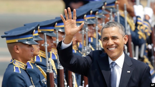 Tổng thống Mỹ Barack Obama vẫy chào khi đến sân bay quốc tế Ninoy Aquino ở Manila, Philippines, ngày 28/4/2014.