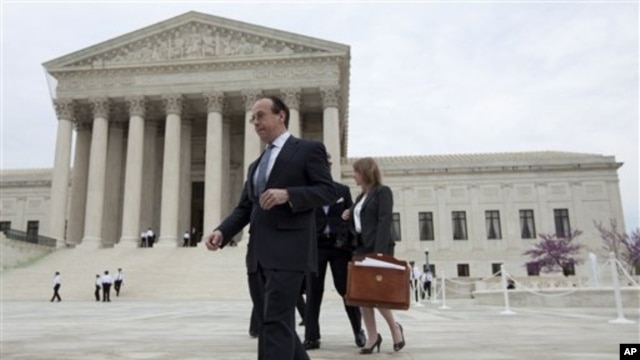 Lawyer walks down steps of US Supreme Court in Washington D.C. (2011 file photo)