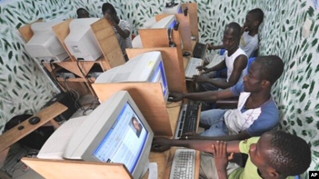 Ivorian youths look at a cyber cafe in Abidjan at the country's Independent Electoral Commission website (file photo)