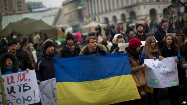 Người dân ở Kyiv biểu tình phản đối can thiệp quân sự của Nga ở Crimea, ngày 1 tháng 3, 2014.