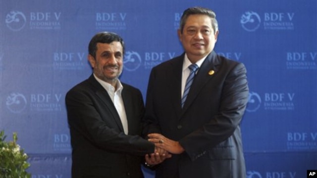 Presiden Iran Mahmoud Ahmadinejad bersalaman dengan Presiden Susilo Bambang Yudhoyonosaat bertemu di Bali Democracy Forum, Nusa Dua. (AP/Firdia Lisnawati)