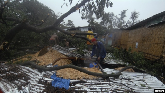 Cư dân thu nhặt đồ đạc sau khi bão Bopha tàn phá thành phố Cagayan de Oro, ngày 4/12/2012.