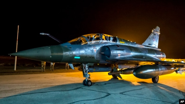 Un avión Mirage 2000 del ejército francés en la pista de una base aérea no revelada.