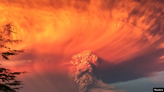 Majivu kutoka kwa volcano yanaonekana angani kutoka eneo la Calbuco nchini Chile.