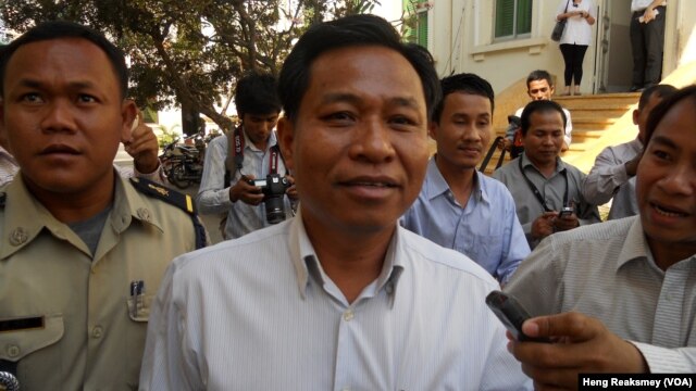 លោក ​​ឈូក បណ្ឌិត​​​ អតីត​​អភិបាល​​ក្រុង​​បាវិត​​ត្រូវ​​អ្នក​សារ​ព័ត៌មាន​​តាមសួរ​នៅ​​សាលាឧទ្ធរណ៍ឆ្នាំ​២០១៣ (រូបថត៖ ហេង រស្មី)