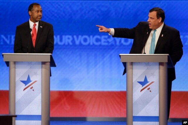 Thống đốc bang New Jersey Chris Christie (phải) và Bác sĩ Ben Carson trong cuộc tranh luận tại New Hampshire.