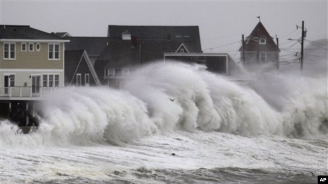 Ombak menghantam dinding pantai dan bangunan di Hull, Massachusetts (7/11). (AP/Steven Senne)