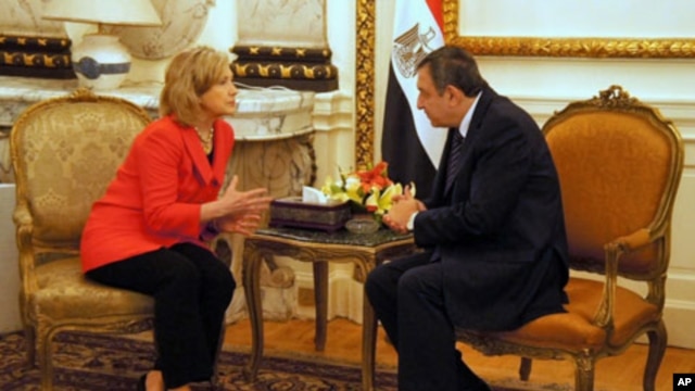 US Secretary of State Hillary Clinton meeting with Egyptian Prime Minister Essam Sharaf in Cairo, March 16, 2011