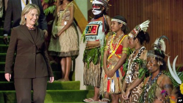 US Secretary of State Hillary Rodham Clinton walks past a group of girls in traditional dress after a meeting with Papua New Guinea Prime Minister Michael Somare in Port Moresby, 03 Nov, 2010.