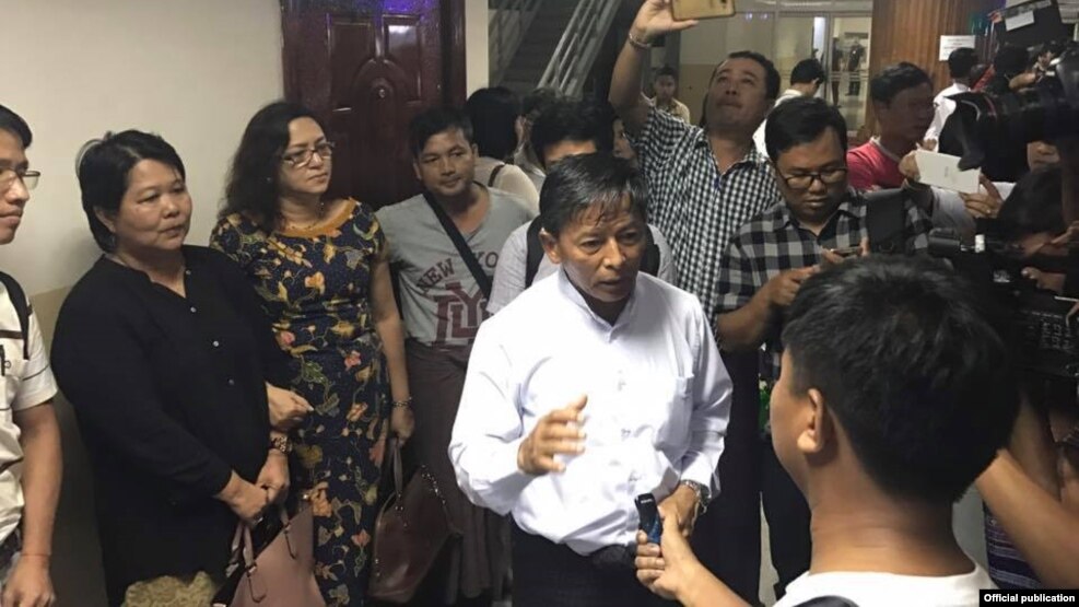 ေဒါက္တာ ထြန္း၀င္းအား ရန္ကုန္ေလဆိပ္မွာ စိုက္ပ်ဳိးေရးဘြဲ.ရမ်ားအသင္း(ရန္ကုန္)က ႀကိဳဆိုႏွဳတ္ဆက္ေနၾကစဥ္ (ႏို၀င္ဘာလ ၁၉ ရက္) ဓါတ္ပံု- စိုက္ပ်ဳိးေရးဘြဲ.ရမ်ားအသင္း(ရန္ကုန္)