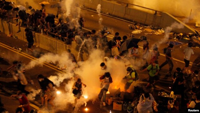 Cảnh sát bắn lựu đạn cay giải tán người biểu tình bên ngoài trụ sở chính quyền Hong Kong, ngày 29 tháng 8, 2014.
