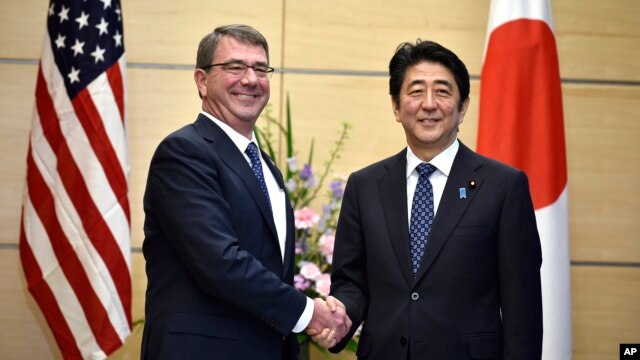 Bộ trưởng Quốc phòng Mỹ Ashton Carter và Thủ tướng Nhật Bản Shinzo Abe tại Tokyo, ngày 8/4/2015.