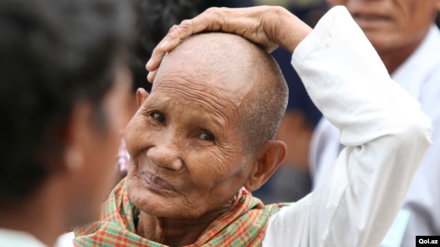 A Cambodian gestures outside the Extraordinary Chambers in the Courts of Cambodia (ECCC) courtroom during the trial of former Khmer Rouge leaders on the outskirts of Phnom Penh Jan. 10, 2012.