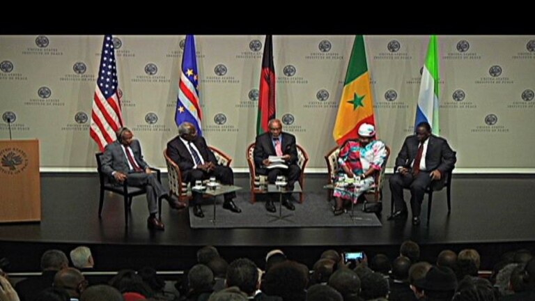 Conferência sobre democracia e prosperidade e África no Instituto da Paz em Washington (da esquerda para direita - José Maria Neves, Ernest Koroma, Johnnie Carson, Joyce Banda e Macky Sall)