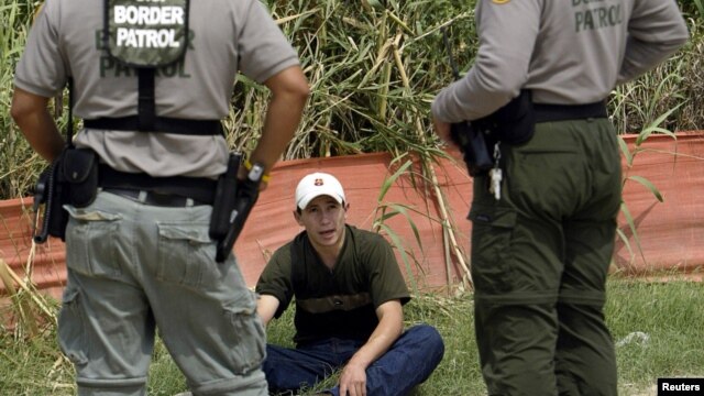 Agentes de la patrulla fronteriza interrogan a un inmigrante indocumentado en Texas, cerca de la frontera con México.