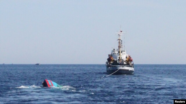 Tàu đánh cá của ngư dân Việt Nam bị tàu Trung Quốc đâm chìm gần giàn khoan HD 981, ngày 29/5/2014.