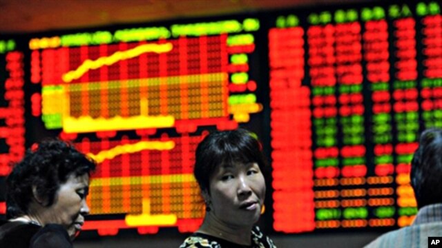 Chinese investors monitor their stock prices at a security firm in Hefei, east China's Anhui province, 14 Oct. 2010