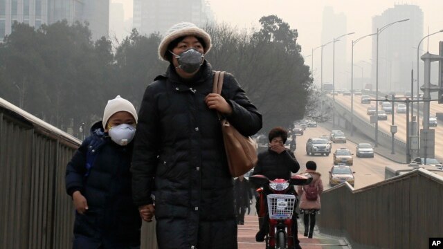 Peaton con la nariz cubierta para protegerse del aire contaminado de Beijing.